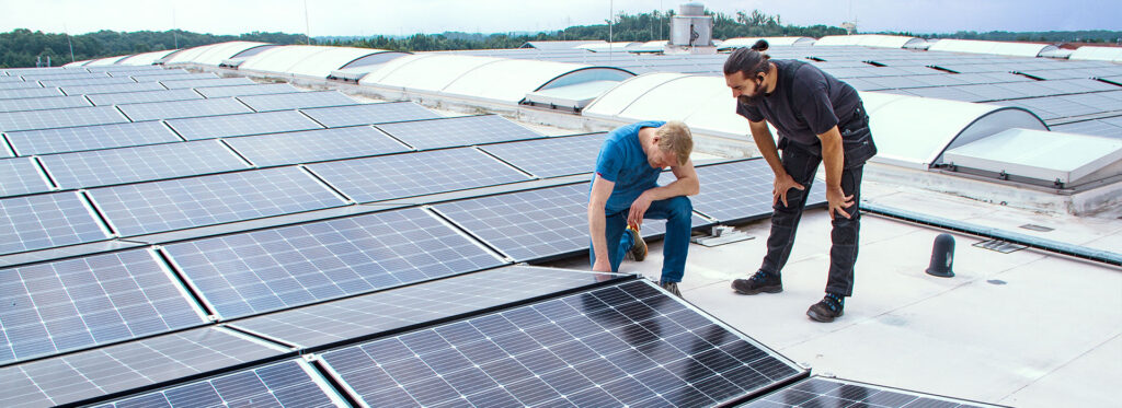 Monteure von SOL Energietechnik bei der Installation einer Photovoltaikanlage