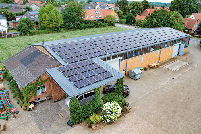 Photovoltaikanlage auf dem Dach einer Lagerhalle